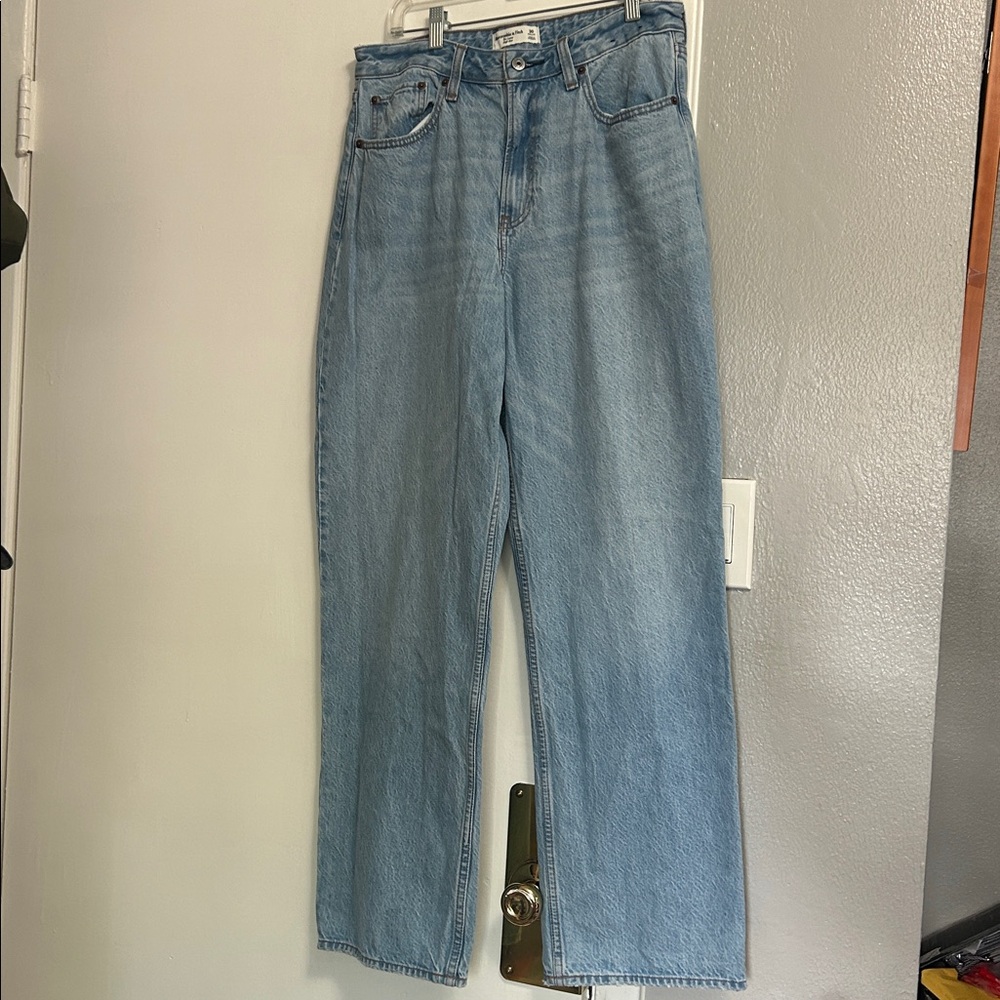 Abercrombie & Fitch Light Wash The loose high rise Curve Love size 30 regular - Picture 2 of 5